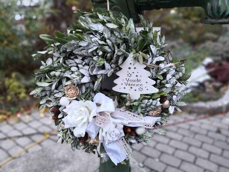 vánoční dekorace - věnec na dveře