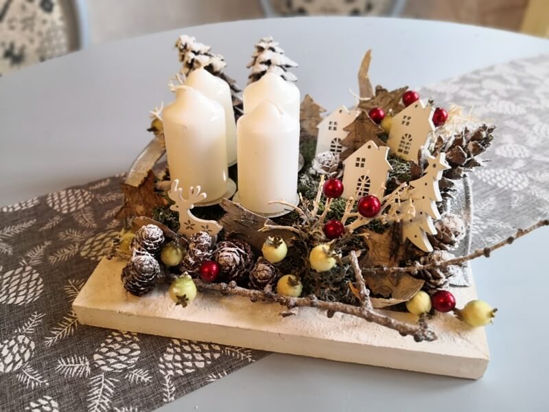 adventní dekorace na stůl