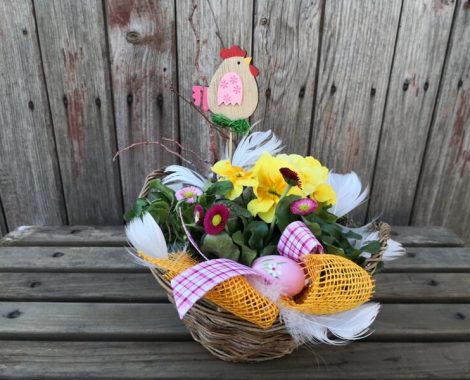 velikonoční dekorace na stůl s živými květy_peří a slepička