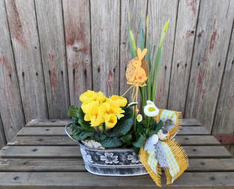 velikonoční dekorace na stůl s živými květy_zajíček