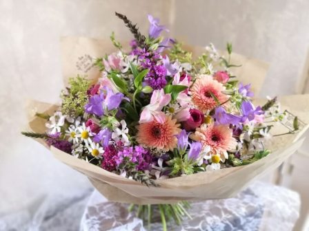narozeninová kytice z lučních květin, zvonků a gerber