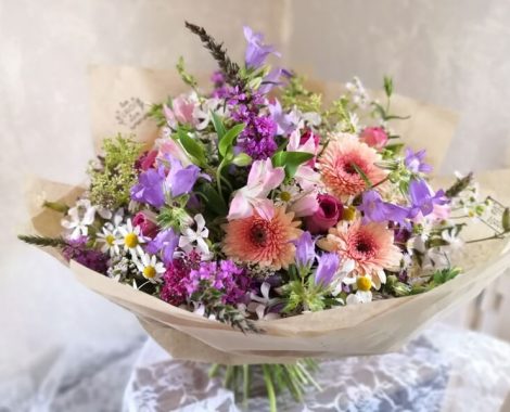 narozeninová kytice z lučních květin, zvonků a gerber