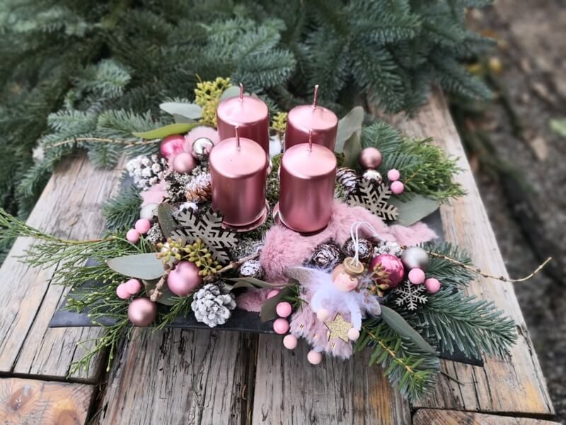 adventní dekorace na stůl