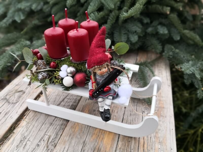 Adventní dekorace na stůl se sáňkami