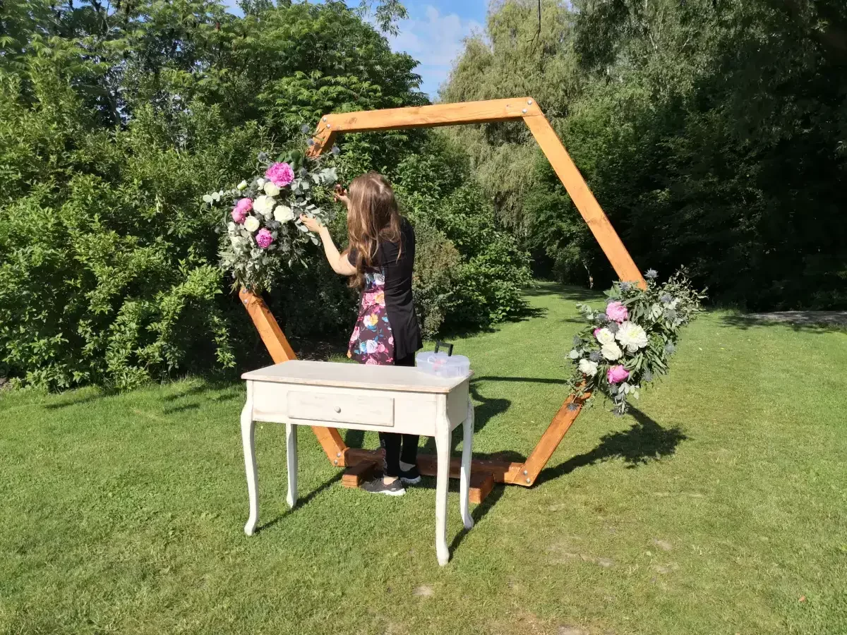 Aranžování slavobrány na místě