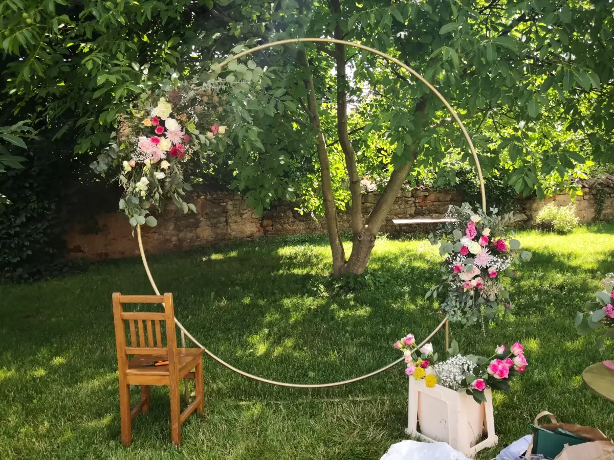 Květinové aranžmá na slavobránu kruh