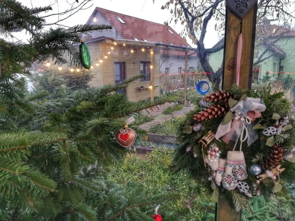 Vánoční věnec na pověšení a vánoční skleněné ozdoby Vánoční věnec na pověšení a vánoční skleněné ozdoby