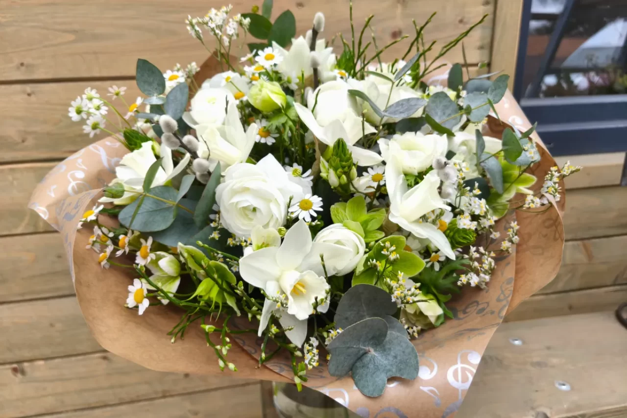 Bílá řezaná kytice s eukalyptem Bílá řezaná kytice s eukalyptem