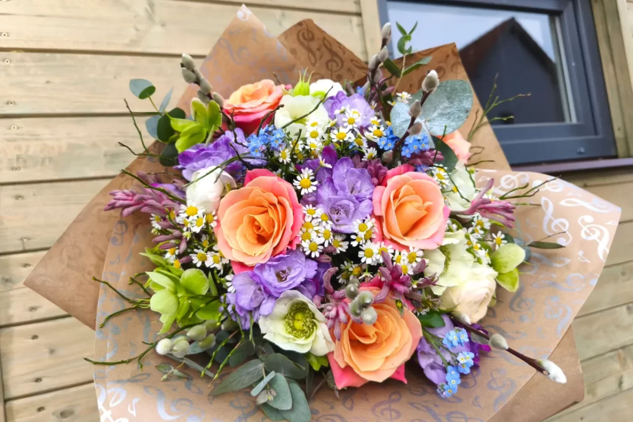 Jarní řezaná kytice s kočičkami a růžemi Jarní řezaná kytice s kočičkami a růžemi