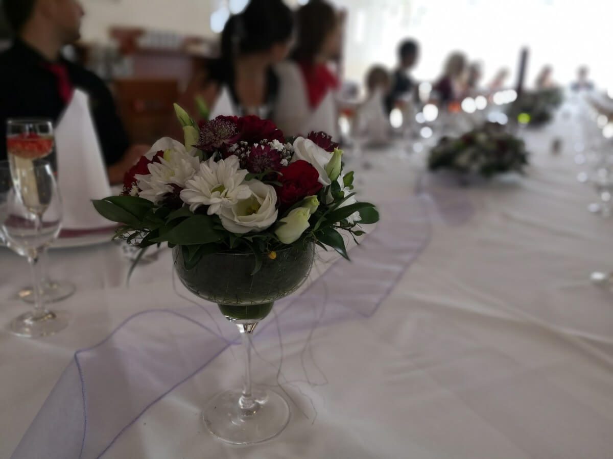 Květinová dekorace na stůl do skleniček_Misa-bordo-bila-podzimni-zari