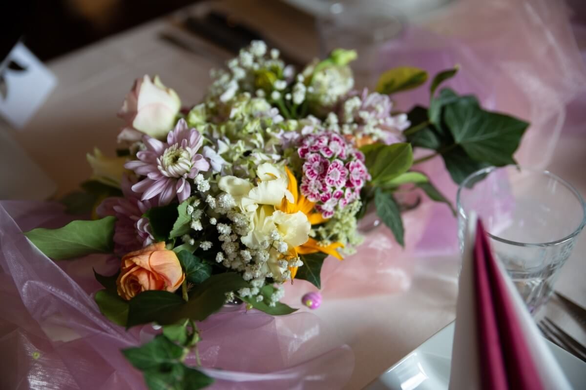 Květinová dekorace na stůl_Luční svatba_Verča