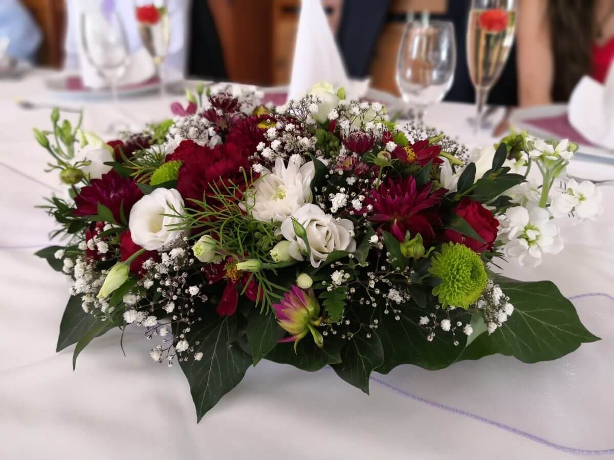Květinová dekorace na stůl do skleniček_Misa-bordo-bila-podzimni-zari