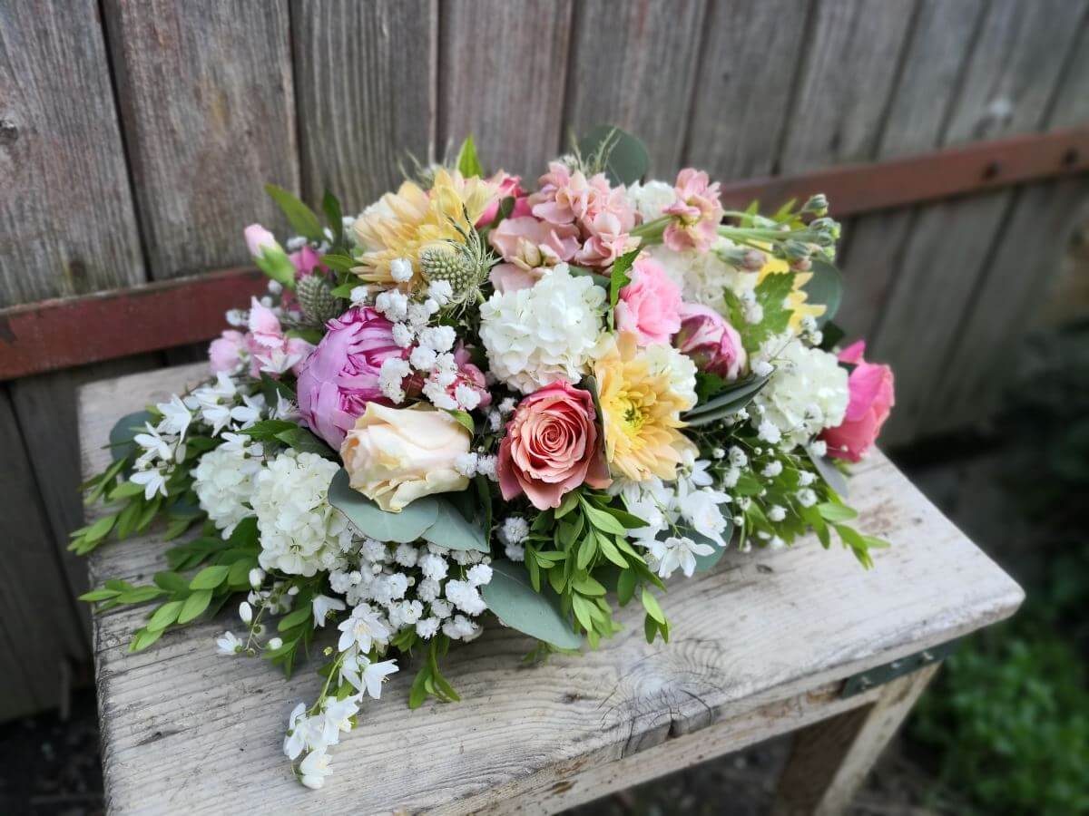 Květinová dekorace na stůl_Tereza-ruze-ruzova-oranzova-bila-jaro-kveten