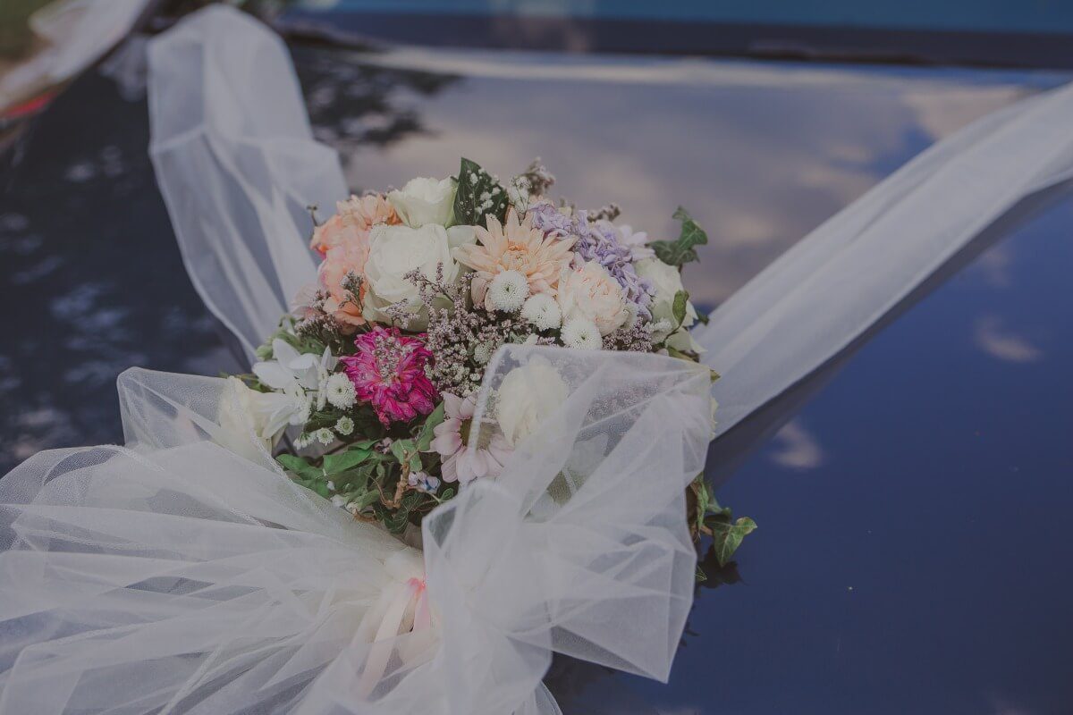 Květinová výzdoba na auto_Luční svatba_Verča