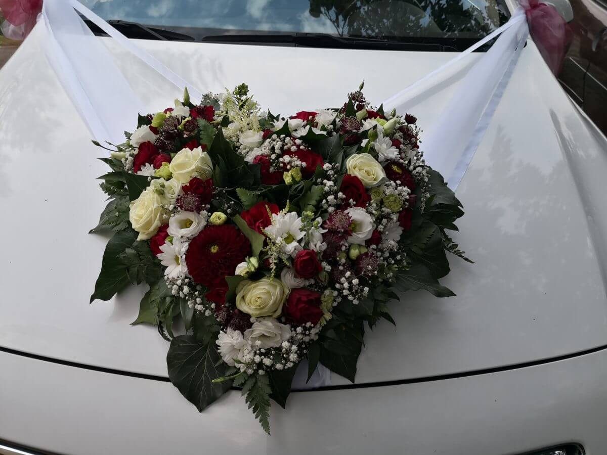 Květinová výzdoba na auto_Misa-bordo-bila-podzimni-zari