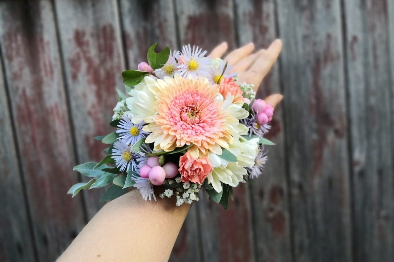 Květinový náramek pro nevěstu_Andrea-pastel-gerbery-letni-zari-min