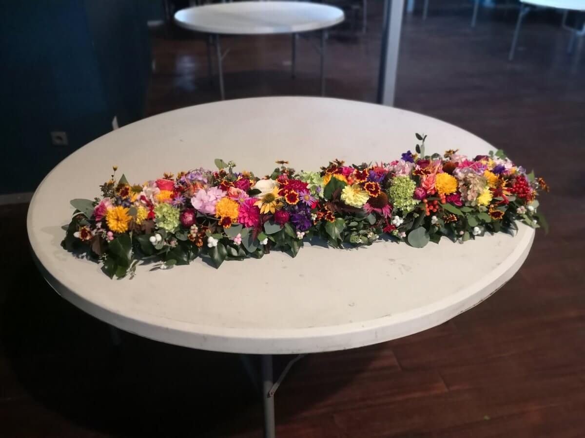 Podlouhlá květinová dekorace na stůl_Sara-barevna-lucni-modra-bordo-letni-srpen