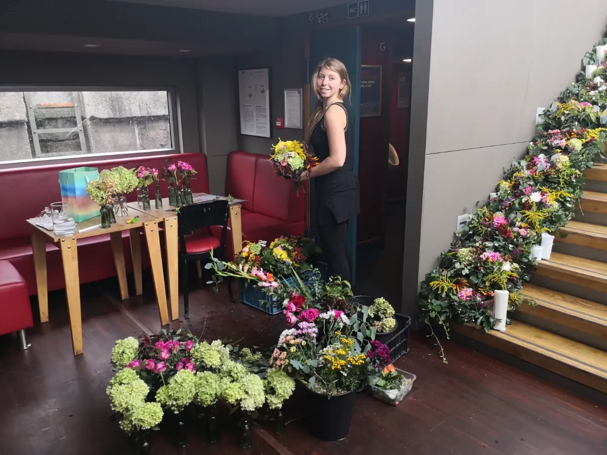Svatební floristka na místě svatby Svatební floristka na místě svatby