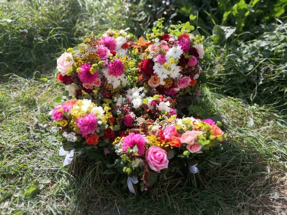 Svatební květinový set_příprava na odvoz_Tereza-cervena-oranzova-lucni-podzim-zari-min