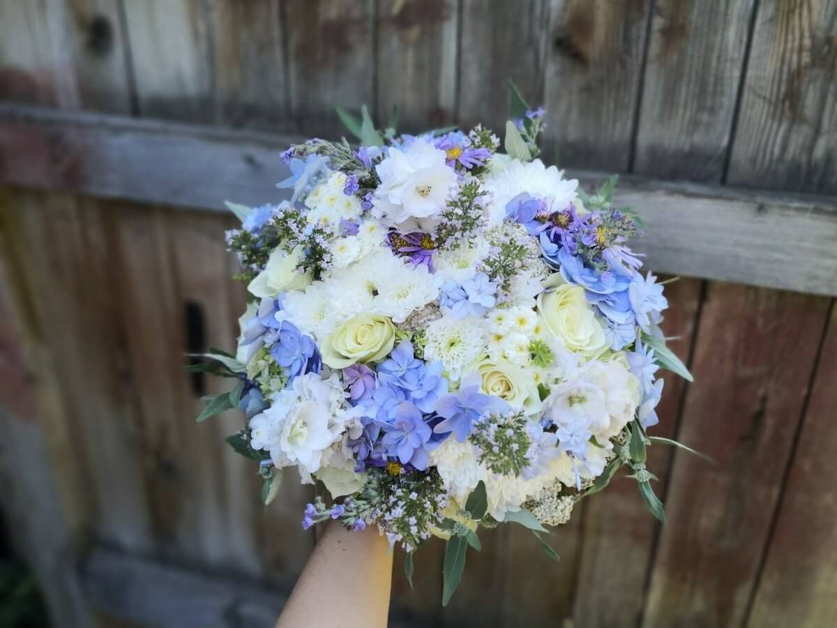 Svatební kytice pro nevěstu bílá letní hortenzie srpen