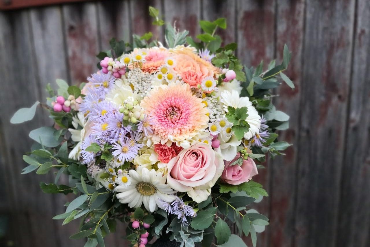 Svatební kytice pro nevěstu_Andrea-pastel-gerbery-letni-zari-min