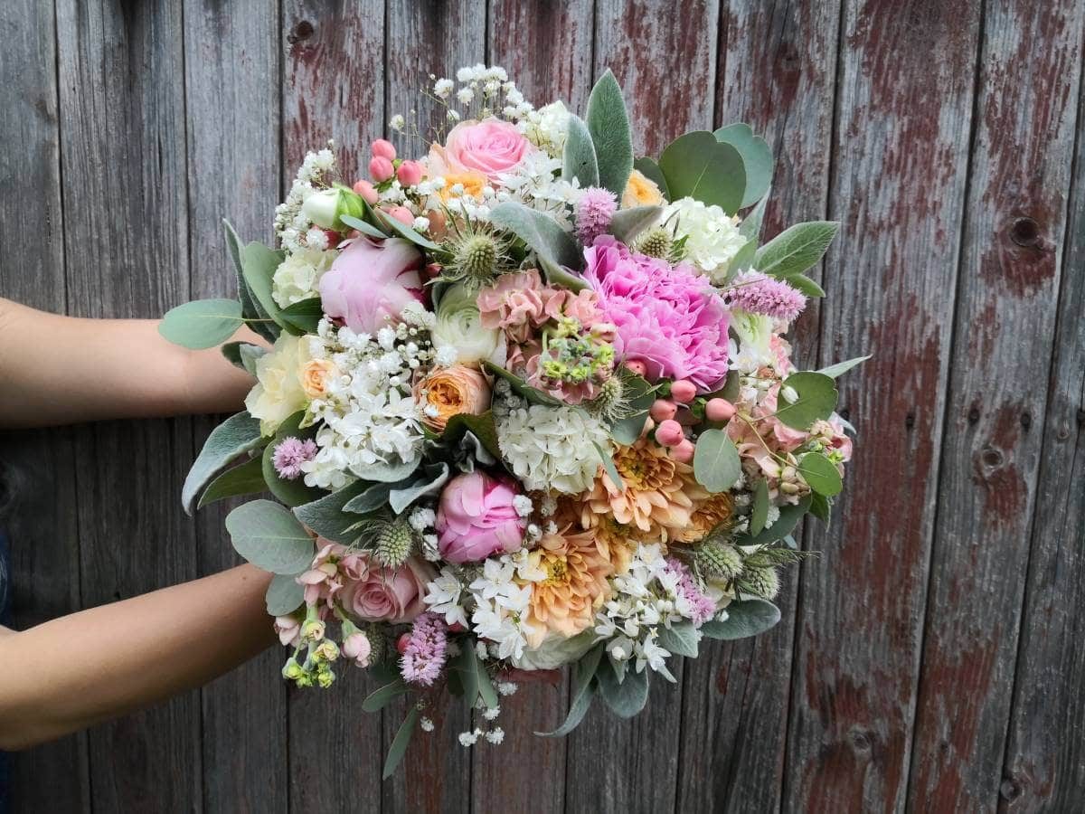 Svatební kytice pro nevěstu_Tereza-ruze-ruzova-oranzova-bila-jaro-kveten-min