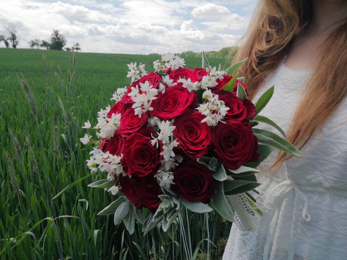 Svatební kytice pro nevěstu_Vera-cervena-ruze-letni-kveten