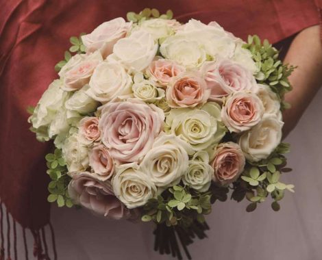kulatá svatební kytice pro nevěstu s růžemi
