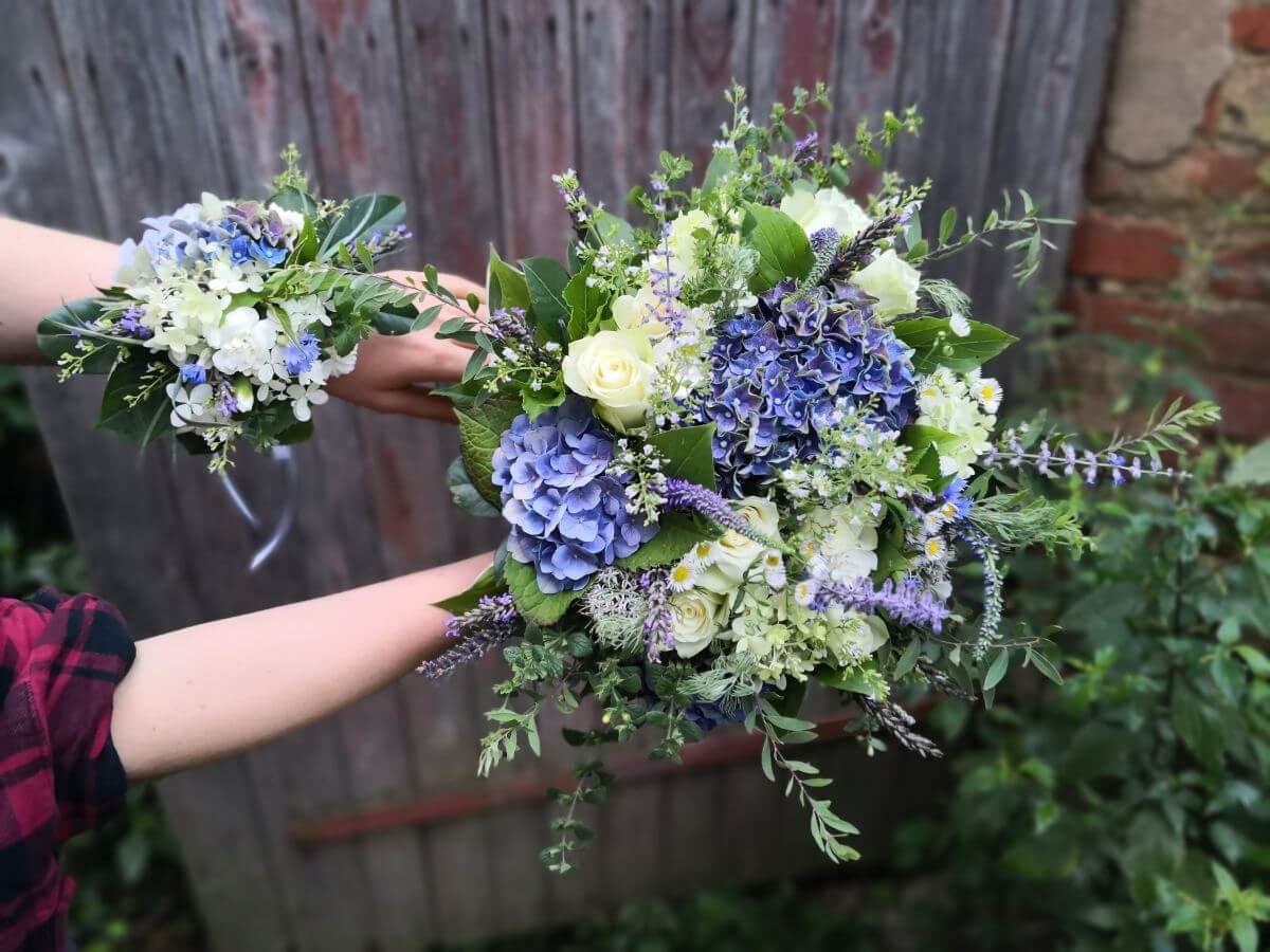 kytice pro nevěstu a květinový náramek