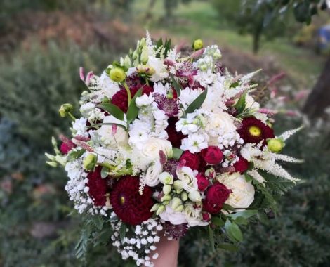 kytice pro nevěstu v barvách bordó z jiřin