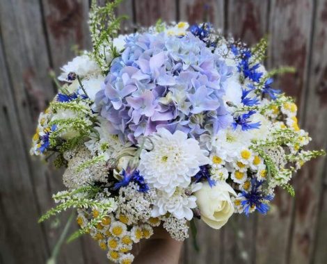 modro-bílá kytice z hortenzií