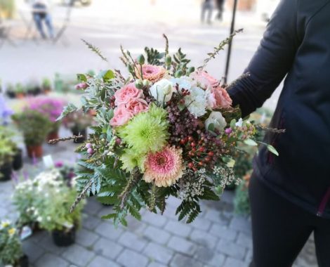 podzimní kytice s gerbarami a jiřinami