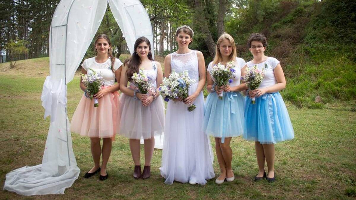 svatba-lenka-nevěsta se svatebni kytici a druzickami