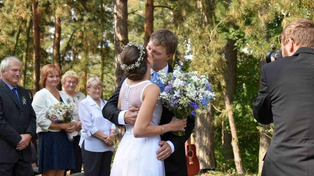 svatba-lenka-nevěsta se svatebni kytici a manželem