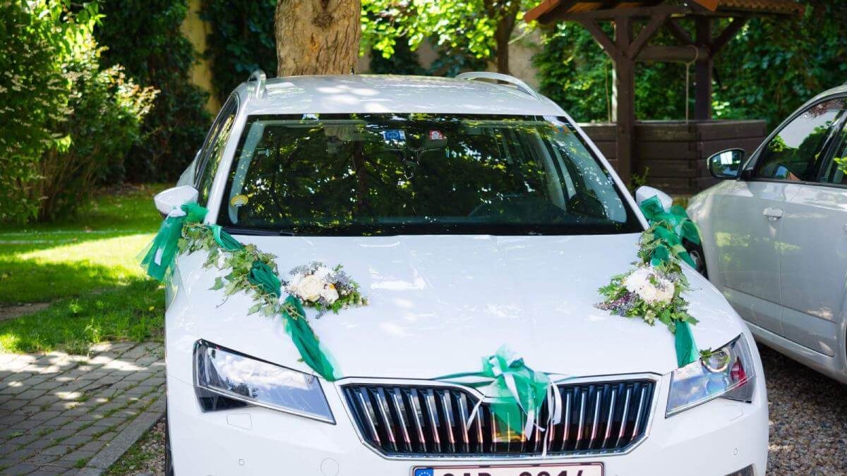 svatba_karolina_aranžování na auto_lucni_kvety_kopretiny_hlavacek_bilo_modra
