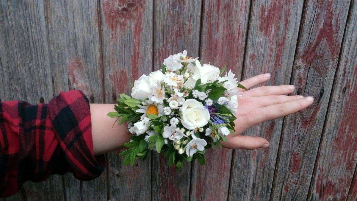 svatba_karolina_náramek pro nevěstu_kopretiny