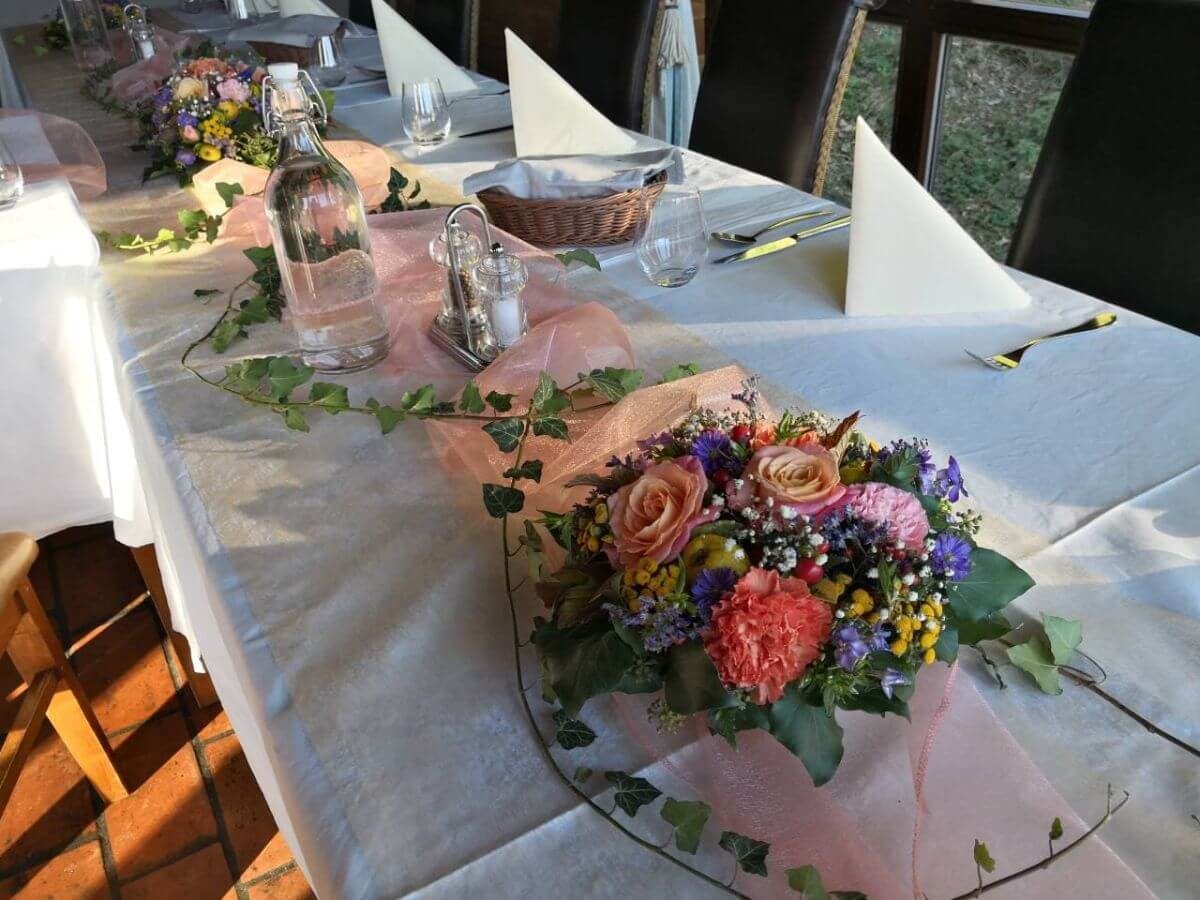 svatba_silvia_svatebni_dekor_stolu_kvetinove_misy_ruze_lososva_staroruzova_modra_lucni