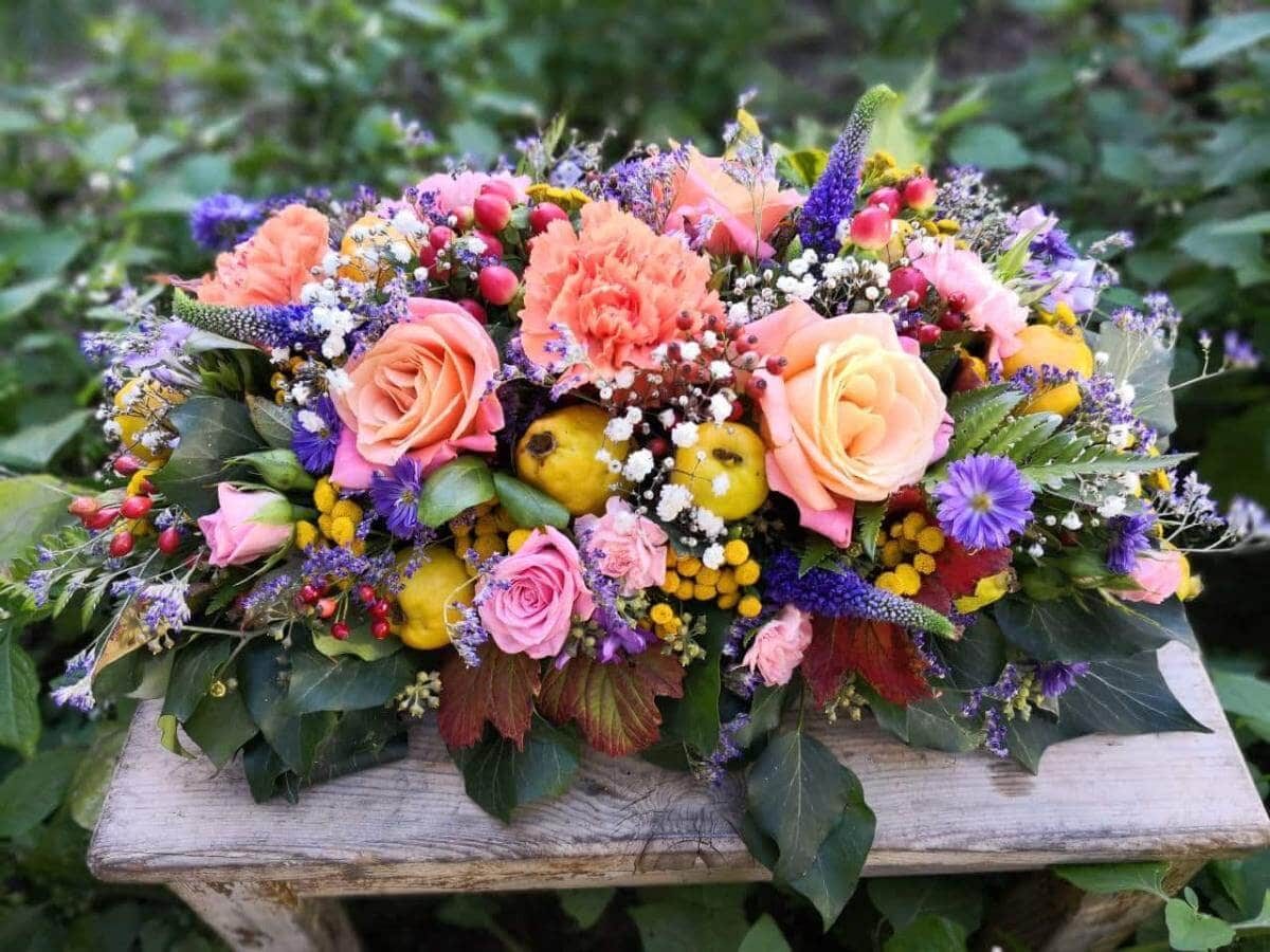 svatba_silvia_svatebni_kvetinova_vyzdoba_na_stoly_dekorace_ruze_lososva_staroruzova_lucni_kvety_modra