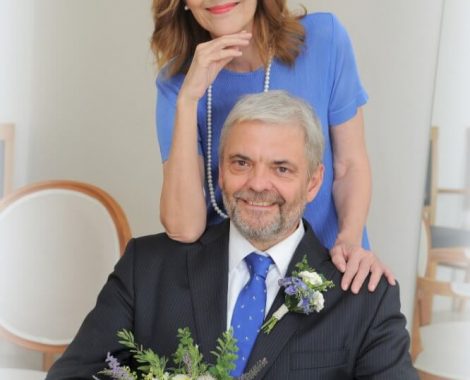 svatební foto novomanželů se svatební kyticí a korsáží