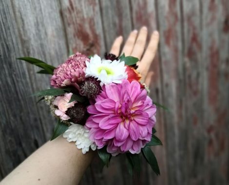 svatební květinový náramek z jiřin