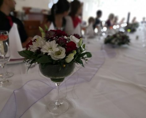 svatební květiny do skleniček v barvách bordó z jiřin