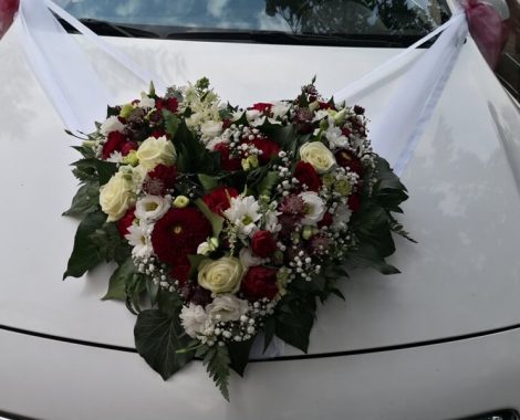svatební květiny na auto v barvách bordó z jiřin