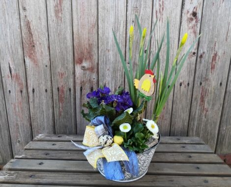 velikonoční dekorace na stůl s živými květy_slepička